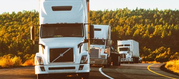 Transportación y logística terrestre Tráilers en la carretera